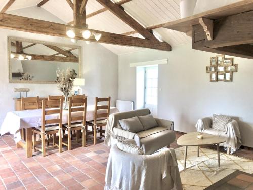 un salon avec une table et une salle à manger dans l'établissement Maison Paisible, à Saint-Jean-de-Monts