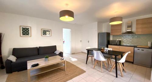 un salon avec un canapé et une table dans l'établissement Cocooning Giverny Vernon n4 et n9, à Vernon