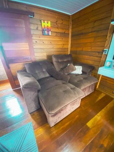 a living room with a couch and a chair at casa de praia em Navegantes SC in Navegantes