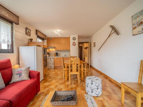 un salon avec un canapé rouge et une table dans l'établissement Studio cabine avec terrasse, parking, 4 pers, centre village, proche pistes et commerces - FR-1-437-92, à La Clusaz