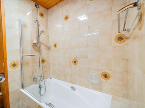une salle de bain avec douche et baignoire dans l'établissement Studio cabine avec terrasse, parking, 4 pers, centre village, proche pistes et commerces - FR-1-437-92, à La Clusaz