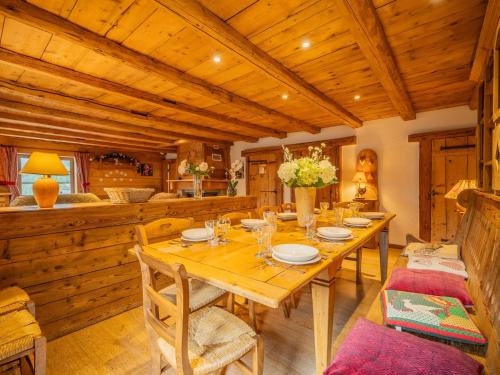 une salle à manger avec une table et des chaises en bois dans l'établissement Spacieux appart 5 ch au cœur du village, charme savoyard, WiFi, cheminée décorative - FR-1-437-51, à La Clusaz