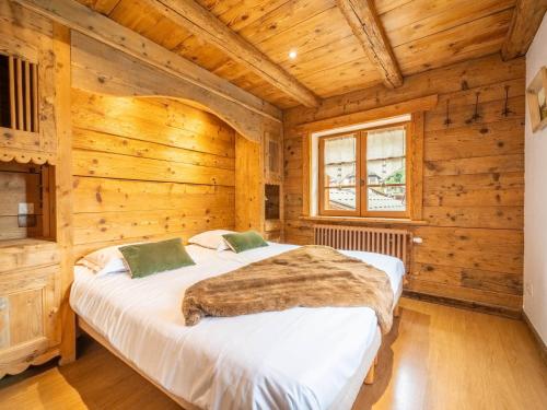 En eller flere senge i et værelse på Spacieux appart 5 ch au cœur du village, charme savoyard, WiFi, cheminée décorative - FR-1-437-51