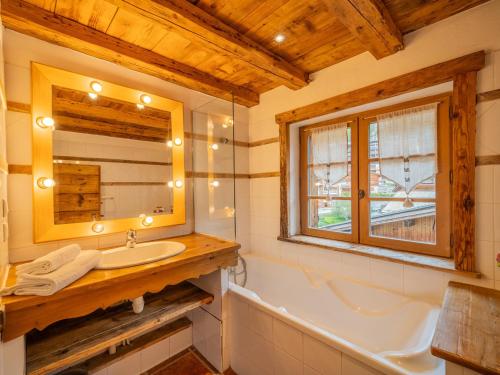 Et badeværelse på Spacieux appart 5 ch au cœur du village, charme savoyard, WiFi, cheminée décorative - FR-1-437-51