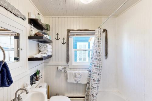 ein Badezimmer mit Waschbecken und Duschvorhang in der Unterkunft Historic Cottage in Long Beach