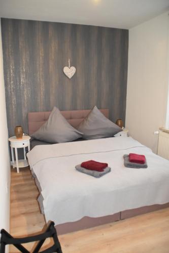 a bedroom with a bed with two towels on it at Zur-kleinen-Auszeit in Benneckenstein