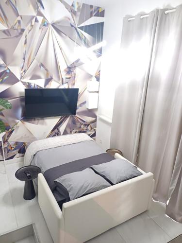 une chambre avec un lit dans une pièce dans l'établissement Studio le diamant, 3pers, 2 lits, wifi, à Agen