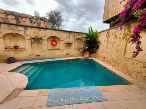 Πισίνα στο ή κοντά στο Charming Room in Villa with pool, Gozo-TripInnGozo