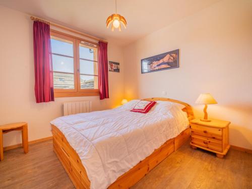 une chambre avec un lit et une fenêtre dans l'établissement Bel Appart 6 Pers - 2 Ch - Terrasse Sud - Garage - WIFI - La Clusaz - FR-1-437-105, à La Clusaz