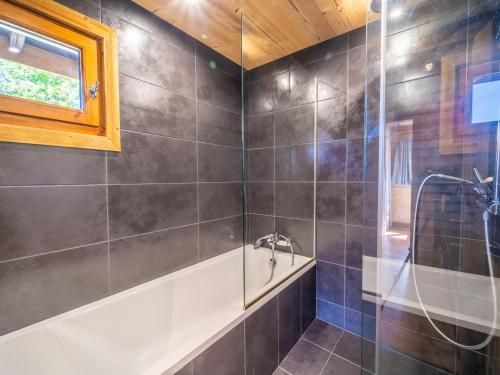 une salle de bain avec douche et baignoire dans l'établissement Chalet cosy à La Clusaz, 9 pers, 4 chambres, wifi, proche pistes - FR-1-437-103, à La Clusaz