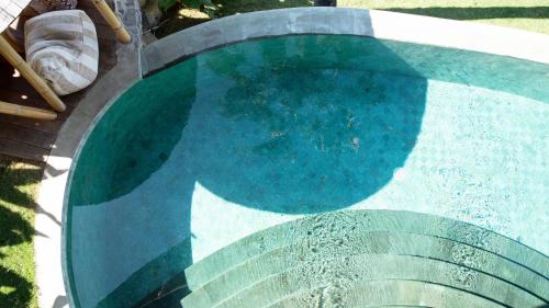 an overhead view of a swimming pool with a fountain at Villas Bukit Lipah in Amed