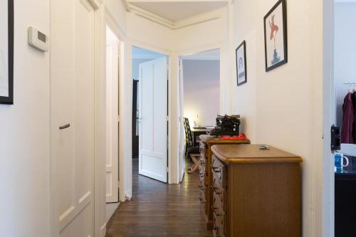 - un couloir avec une porte menant à une chambre dans l'établissement Flamboyant Lutèce - Élégance Parisienne au Cœur de la Ville, à Paris