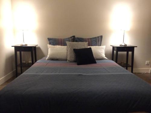 - un grand lit avec deux lampes de chaque côté dans l'établissement Flamboyant Lutèce - Élégance Parisienne au Cœur de la Ville, à Paris