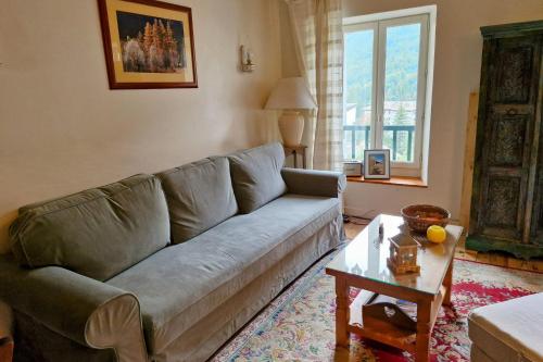 un salon avec un canapé et une table dans l'établissement Spacious apartment in Serre Chevalier, à La Salle Les Alpes