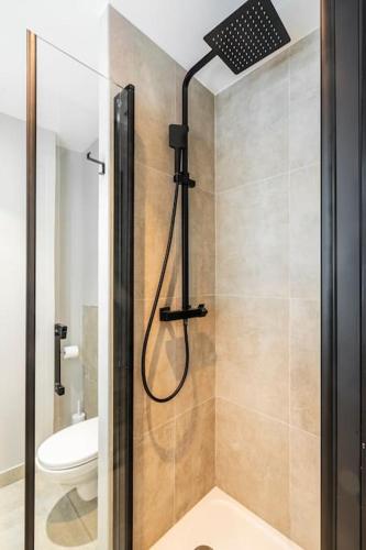 une salle de bain avec douche et toilettes dans l'établissement Studio au centre de Paris - Musée Grévin - II, à Paris