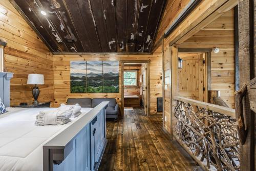 Imagine din galeria proprietății Lookout Lodge - Luxurious Mountain Cabin în Blue Ridge