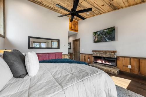 ein Schlafzimmer mit einem Bett und einem Kamin in der Unterkunft Big Top on Blue Ridge - Luxury Mountain Retreat in Blue Ridge