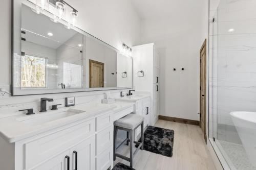 ein weißes Badezimmer mit zwei Waschbecken und einem Spiegel in der Unterkunft Big Top on Blue Ridge - Luxury Mountain Retreat in Blue Ridge