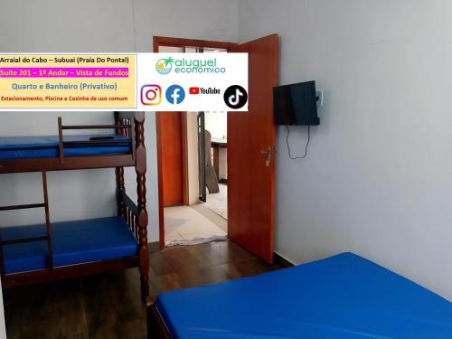 a room with bunk beds and a sign that saysindividualeducation at Arraial do Cabo – Subuai Village - Aluguel Econômico in Arraial do Cabo