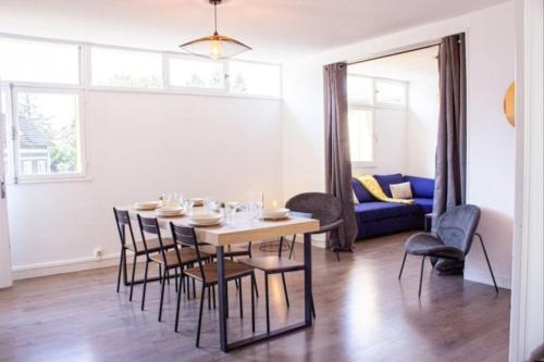 une salle à manger avec une table et des chaises dans l'établissement Urbain - Centre ville, à Albertville