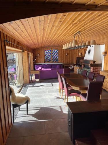 a dining room with a table and chairs at Ski In&Out, Lenzerheide freistehendes Top CHALET, urchig, gross in Valbella