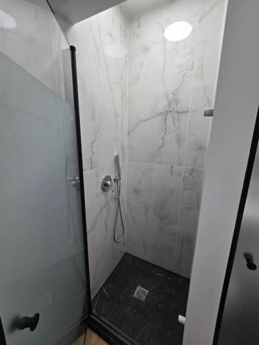 a bathroom with a shower with a glass door at Ryo 35 דירת נופש מושלמת מרחק 5 דקות מחוף הים in Bat Yam