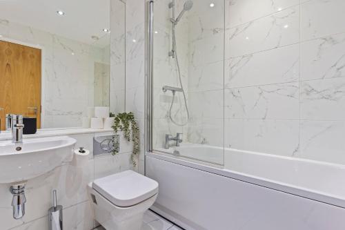 Shanti Suite - 2BED 2BATH City Centre - WIFI - Netflix- Parking- Modern- Perfect for Family, Contractors, Leisure, Business by Shanti Nights photo 15