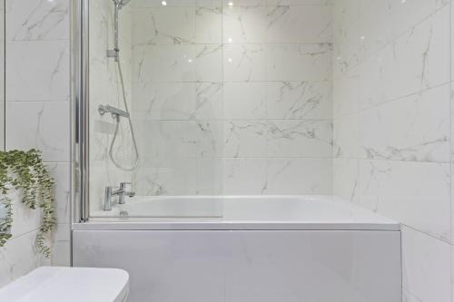 Shanti Suite - 2BED 2BATH City Centre - WIFI - Netflix- Parking- Modern- Perfect for Family, Contractors, Leisure, Business by Shanti Nights photo 23