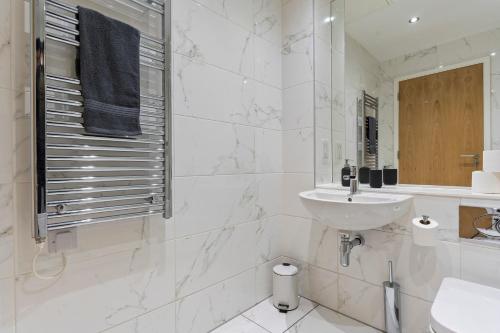 Shanti Suite - 2BED 2BATH City Centre - WIFI - Netflix- Parking- Modern- Perfect for Family, Contractors, Leisure, Business by Shanti Nights photo 22