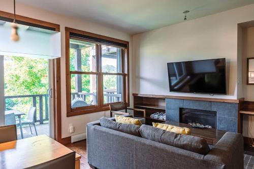 Μια τηλεόραση ή/και κέντρο ψυχαγωγίας στο Lakefront Mountain View - Resort Access Loft