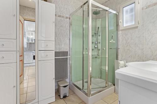 a bathroom with a glass shower and a sink at Gîte Hubert avec piscine in Vidauban