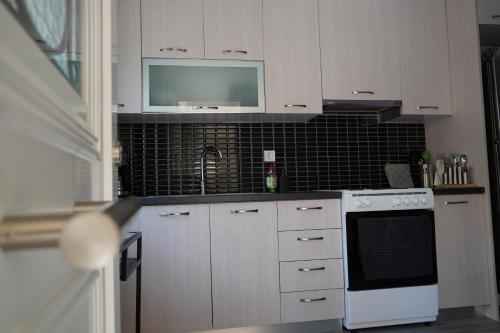 Industrial Design Bungalow – 2 min to Center, Wifi