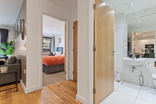 Shanti Suite - 2BED 2BATH City Centre - WIFI - Netflix- Parking- Modern- Perfect for Family, Contractors, Leisure, Business by Shanti Nights photo 4