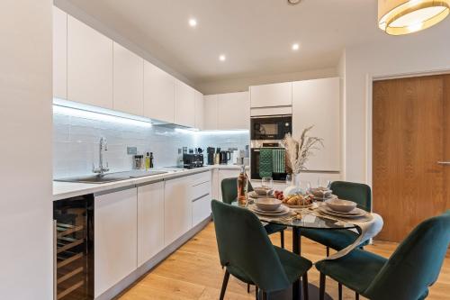 Shanti Suite - 2BED 2BATH City Centre - WIFI - Netflix- Parking- Modern- Perfect for Family, Contractors, Leisure, Business by Shanti Nights photo 5