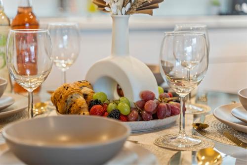 Shanti Suite - 2BED 2BATH City Centre - WIFI - Netflix- Parking- Modern- Perfect for Family, Contractors, Leisure, Business by Shanti Nights photo 26