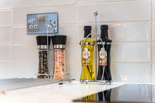 Shanti Suite - 2BED 2BATH City Centre - WIFI - Netflix- Parking- Modern- Perfect for Family, Contractors, Leisure, Business by Shanti Nights photo 27