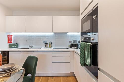 Shanti Suite - 2BED 2BATH City Centre - WIFI - Netflix- Parking- Modern- Perfect for Family, Contractors, Leisure, Business by Shanti Nights photo 30