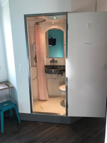 une petite salle de bain avec un lavabo et des toilettes dans l'établissement hotelF1 Igny Massy TGV, à Igny