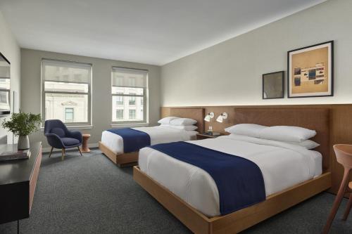 ボストンにあるHotel AKA Back Bayのベッド2台と机があるホテルの部屋