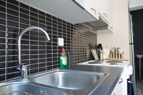 Industrial Design Bungalow – 2 min to Center, Wifi