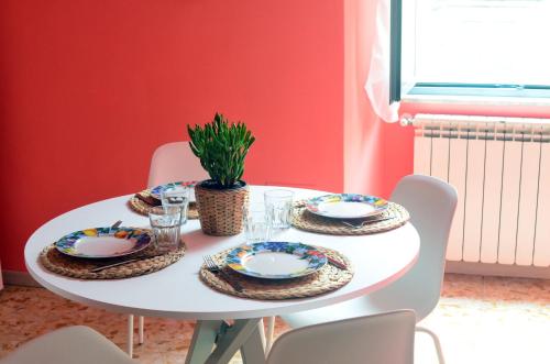 tavolo da pranzo bianco con piatti di Casa Ninetta Caprarola a Caprarola