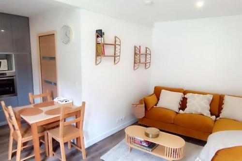 un salon avec un canapé et une table dans l'établissement Charmant 2 pieces entre Disneyland et Paris avec jardin, à Villiers-sur-Marne