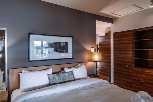 Ένα ή περισσότερα κρεβάτια σε δωμάτιο στο Lakefront Mountain View - Resort Loft