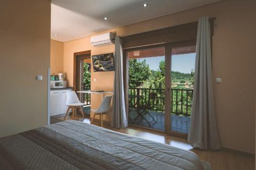 a bedroom with a bed and a view of a balcony at Quinta do Lameiro in Tarouca