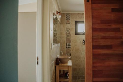 a bathroom with a sink and a mirror at Las Loicas Tempo in Esquel