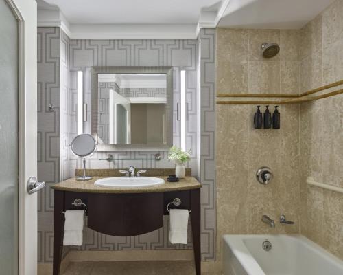 ボストンにあるHotel AKA Back Bayのバスルーム(シンク、バスタブ、鏡付)