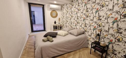 une chambre avec un lit avec un papier peint fleuri dans l'établissement Cocon urbain, à Marseille
