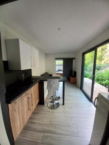 une cuisine avec une table et une chaise dans une pièce dans l'établissement Tiny house dans l'ouest lyonnais, à Sain-Bel