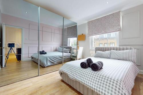 a bedroom with a bed with two hats on it at -Air Con- Premium House - Prime location in London
