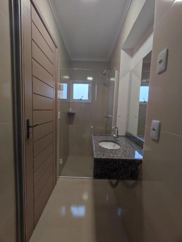 a bathroom with a sink and a mirror at Hotel Du Rastro in Louro Müller